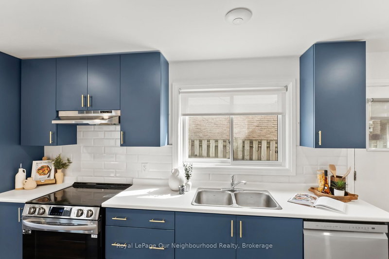 571 Berwick Cres, Oshawa, L1J 3E6 | Image 2