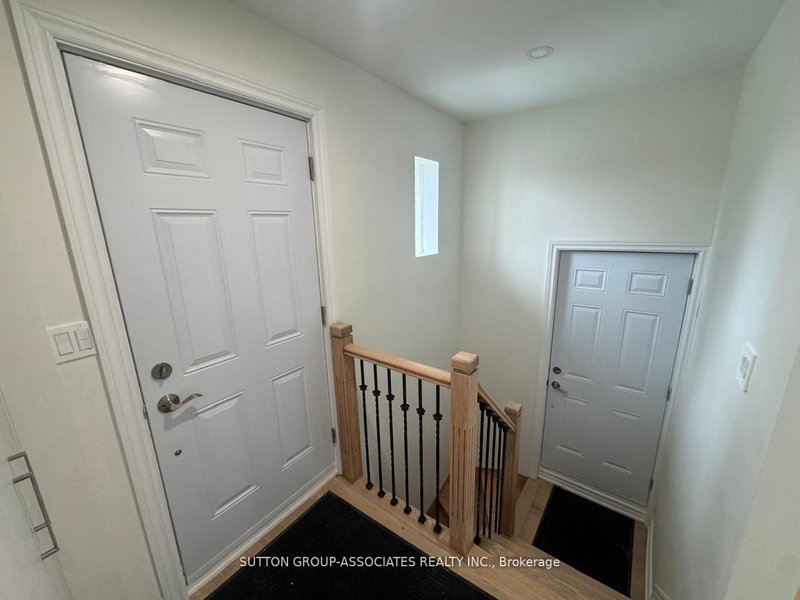 121 Yardley Ave, Toronto, M4B 2B3 | Image 2