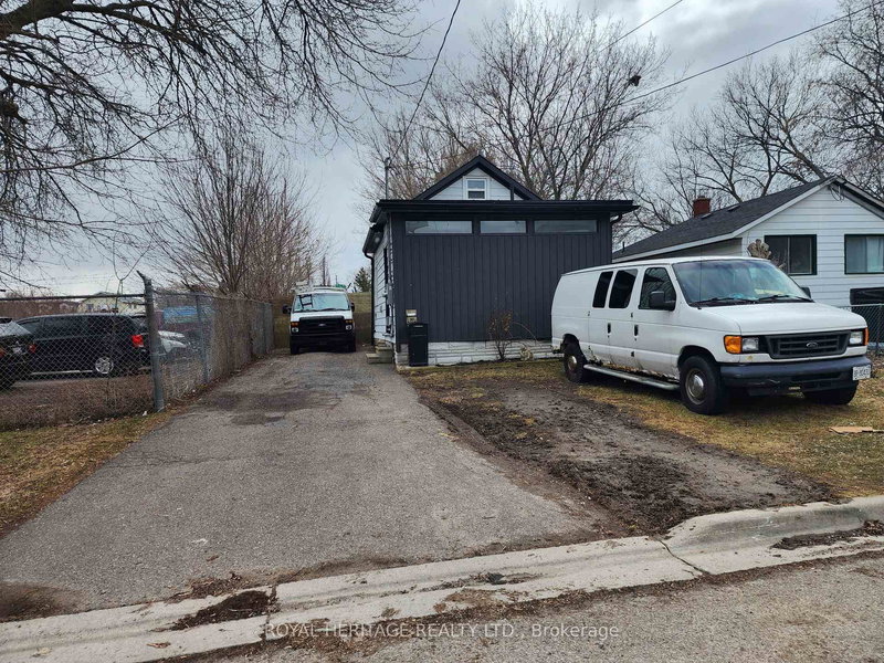 203 Valencia Rd, Oshawa, L1J 1P2 | Image 3