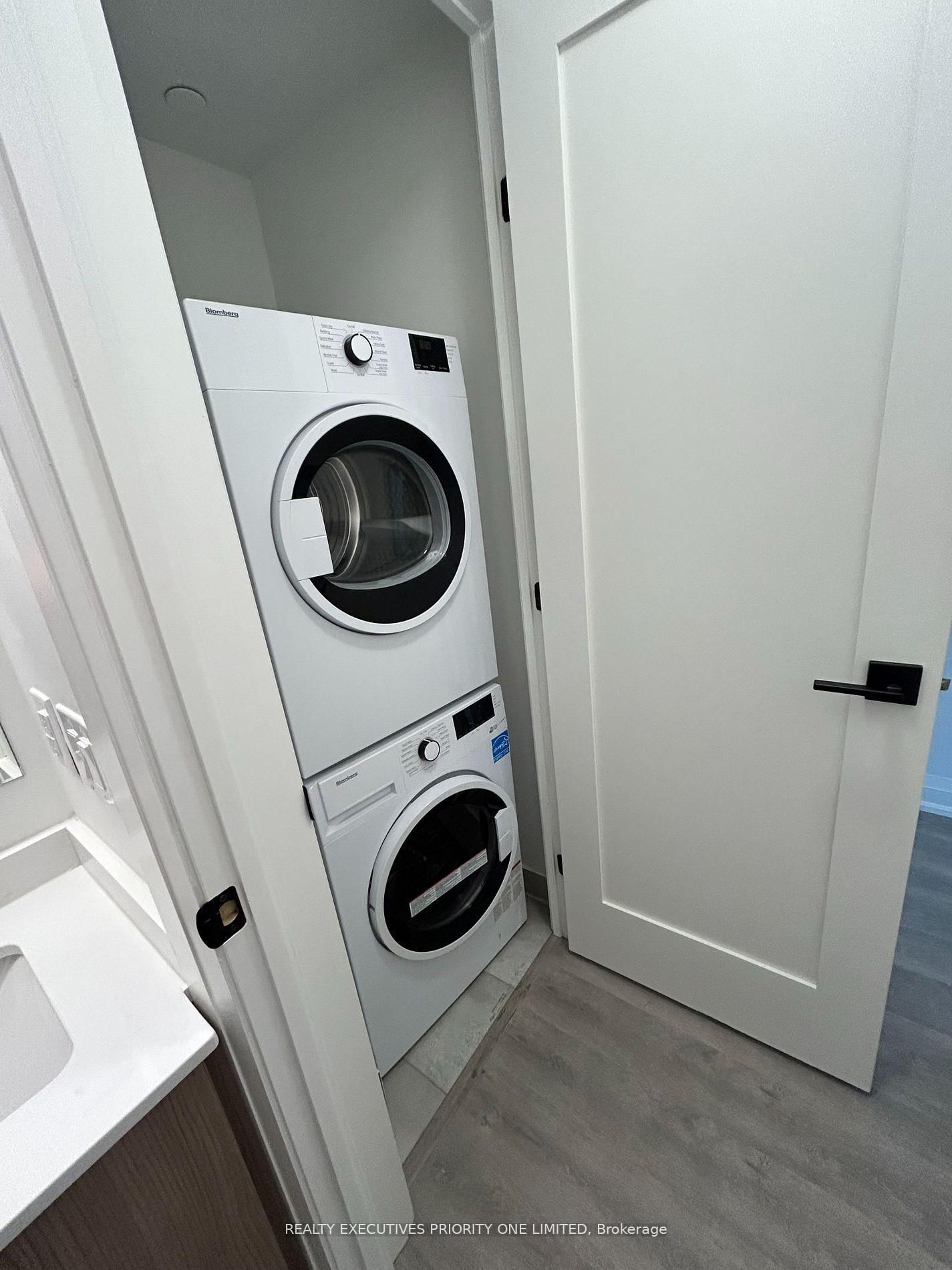 Condo for lease at 407-2369 Danforth Avenue, Toronto, Ontario, M4C 0B1 - East End-Danforth - MLS: E12931160