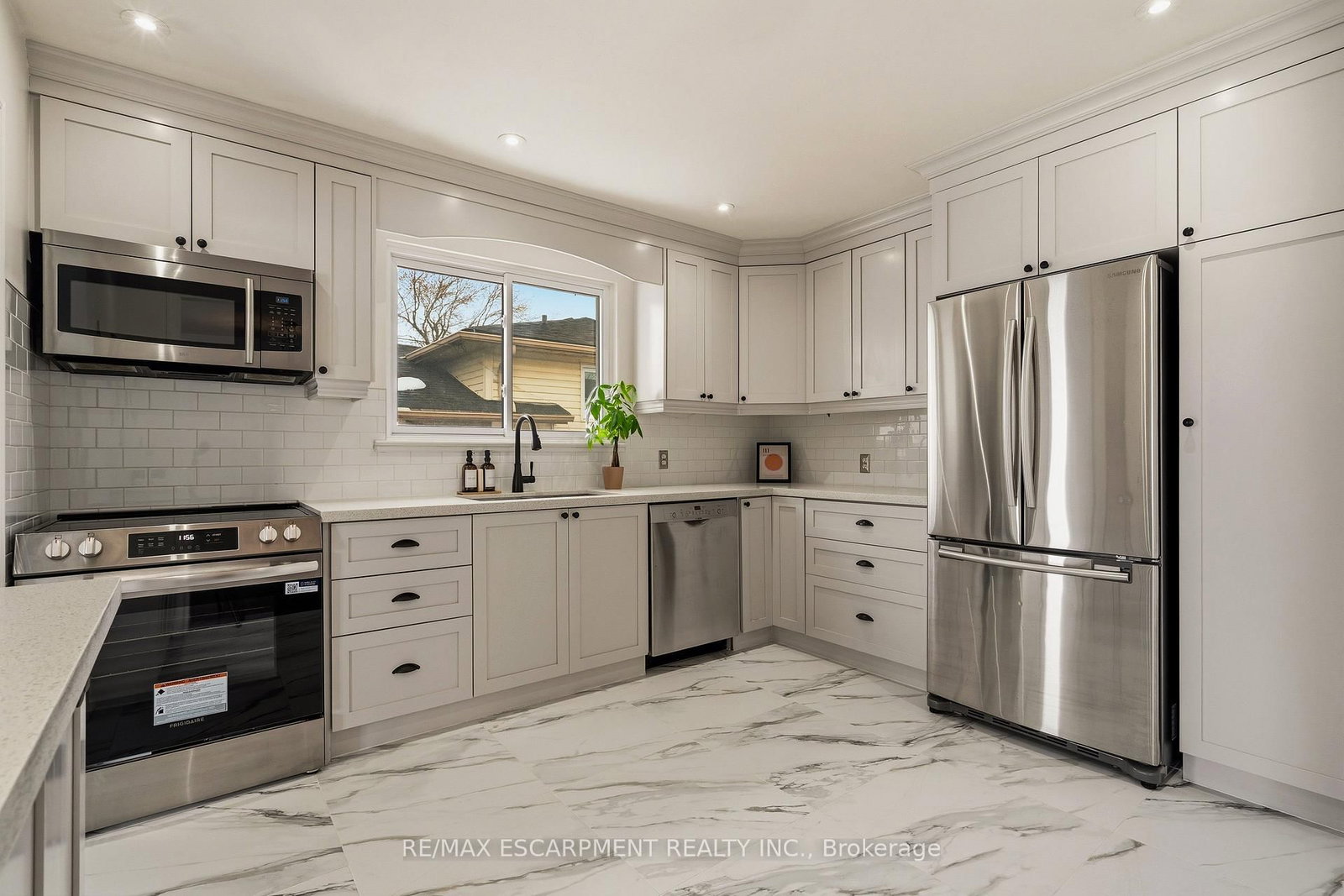 Detached House for sale at 777 Hillcrest Road, Pickering, Ontario, L1W 2P5 - West Shore - MLS: E12931700