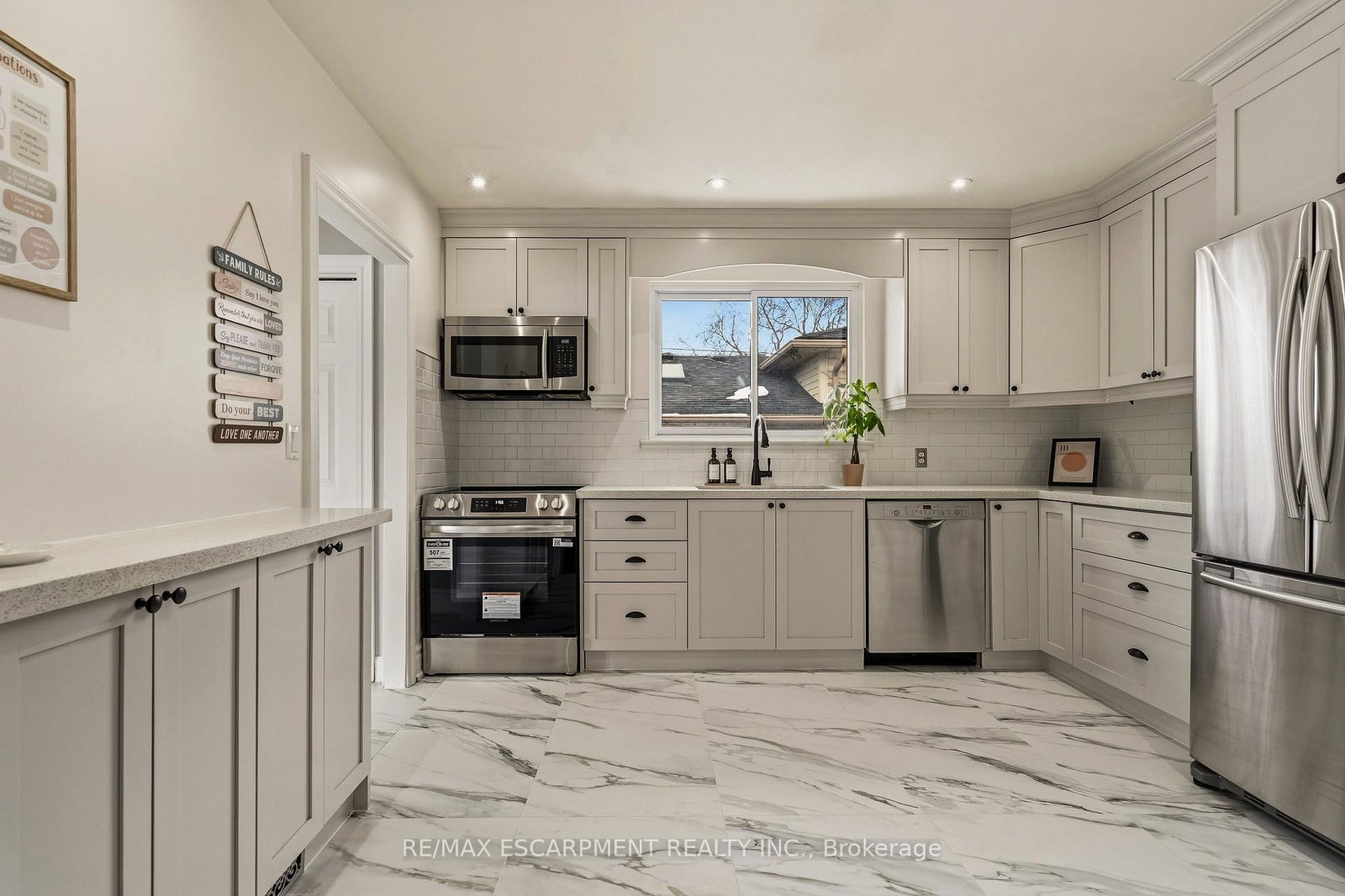 Detached House for sale at 777 Hillcrest Road, Pickering, Ontario, L1W 2P5 - West Shore - MLS: E12931700