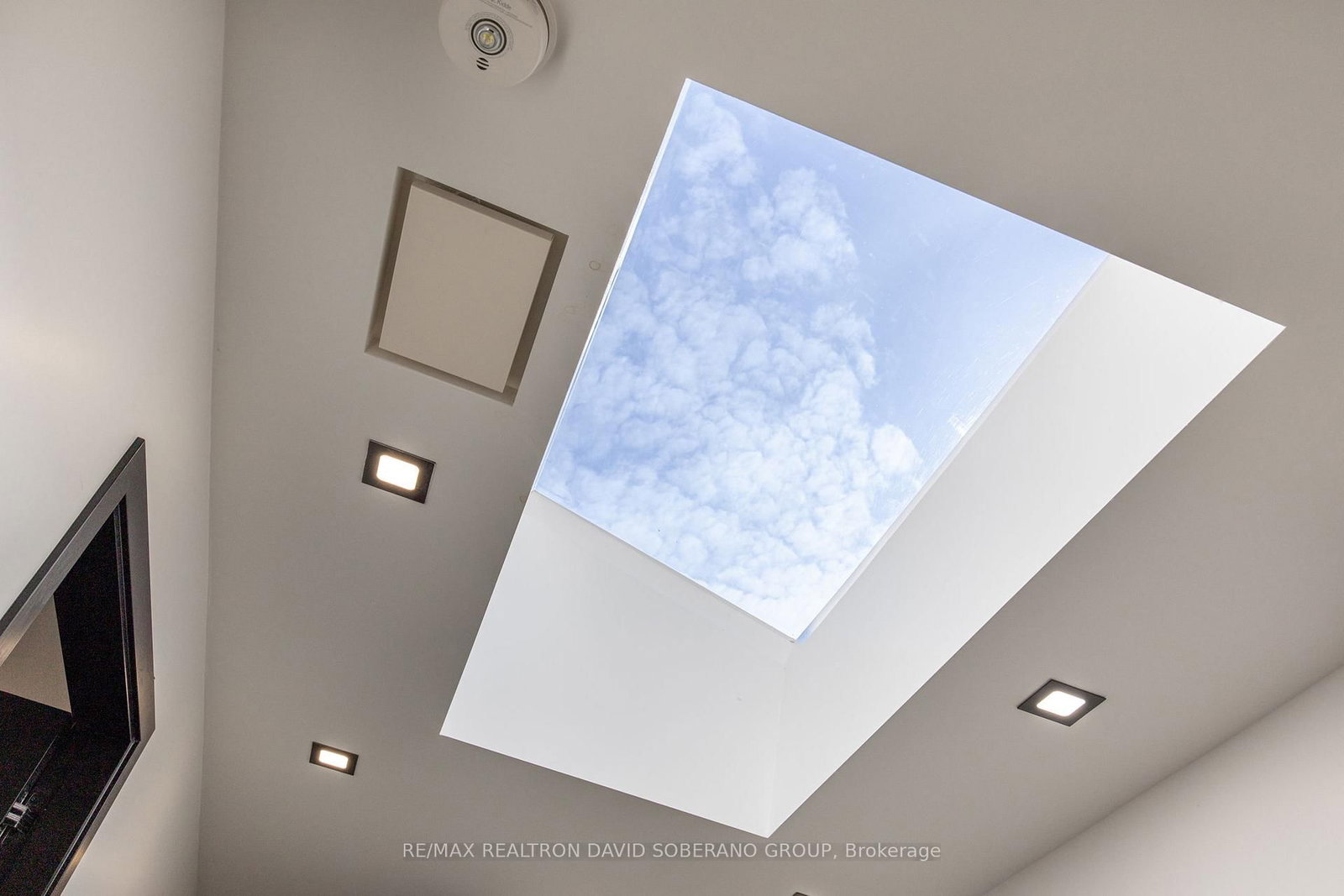 Detached House for sale at 90 East Lynn Avenue, Toronto, Ontario, M4C 3X2 - Woodbine Corridor - MLS: E12936918