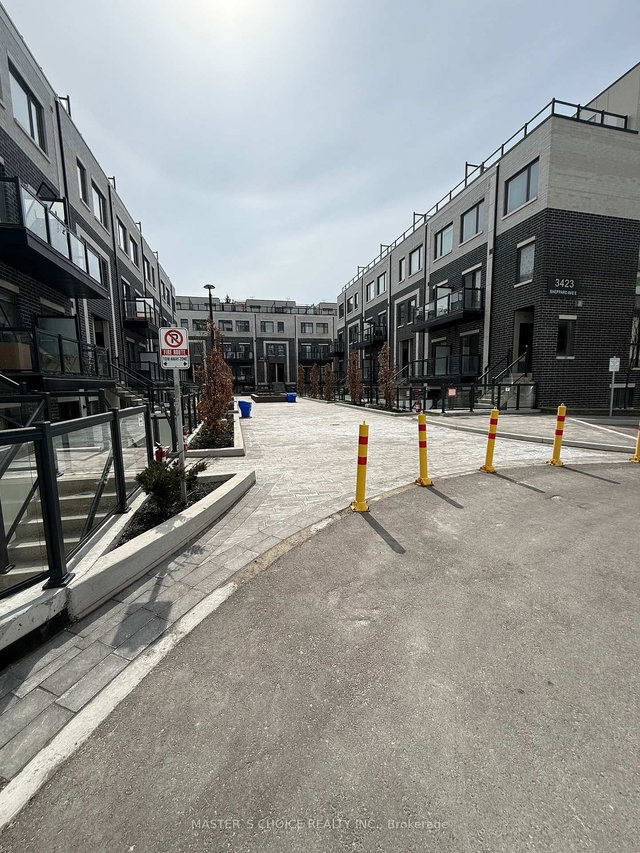 C2-202 - 3427 Sheppard Avenue E