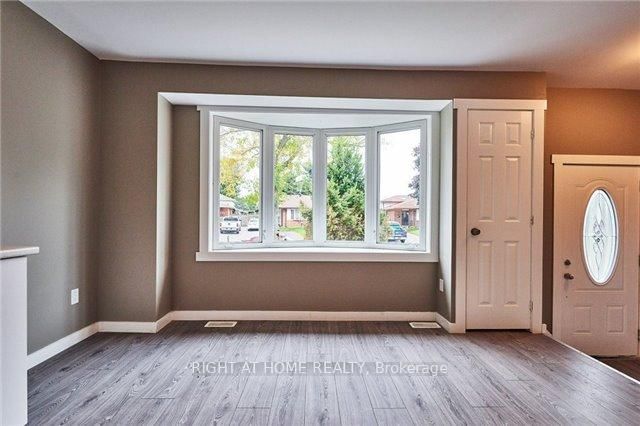 Upper - 225 Kinmount Cres, Oshawa, L1J 3T8 | Image 3