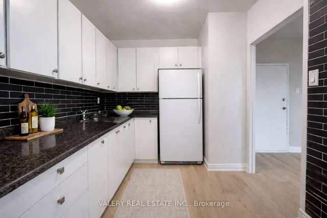 605 - 1725 Lawrence Avenue E