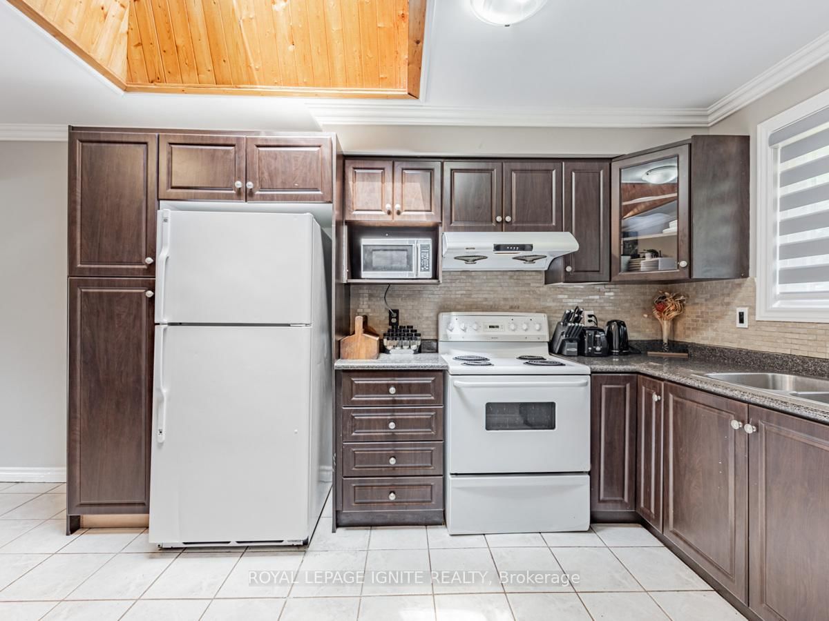 Detached House for sale at 803 Fairview Avenue, Pickering, Ontario, L1W 1M7 - Bay Ridges - MLS: E12946084