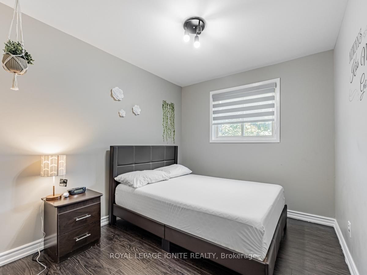 Detached House for sale at 803 Fairview Avenue, Pickering, Ontario, L1W 1M7 - Bay Ridges - MLS: E12946084