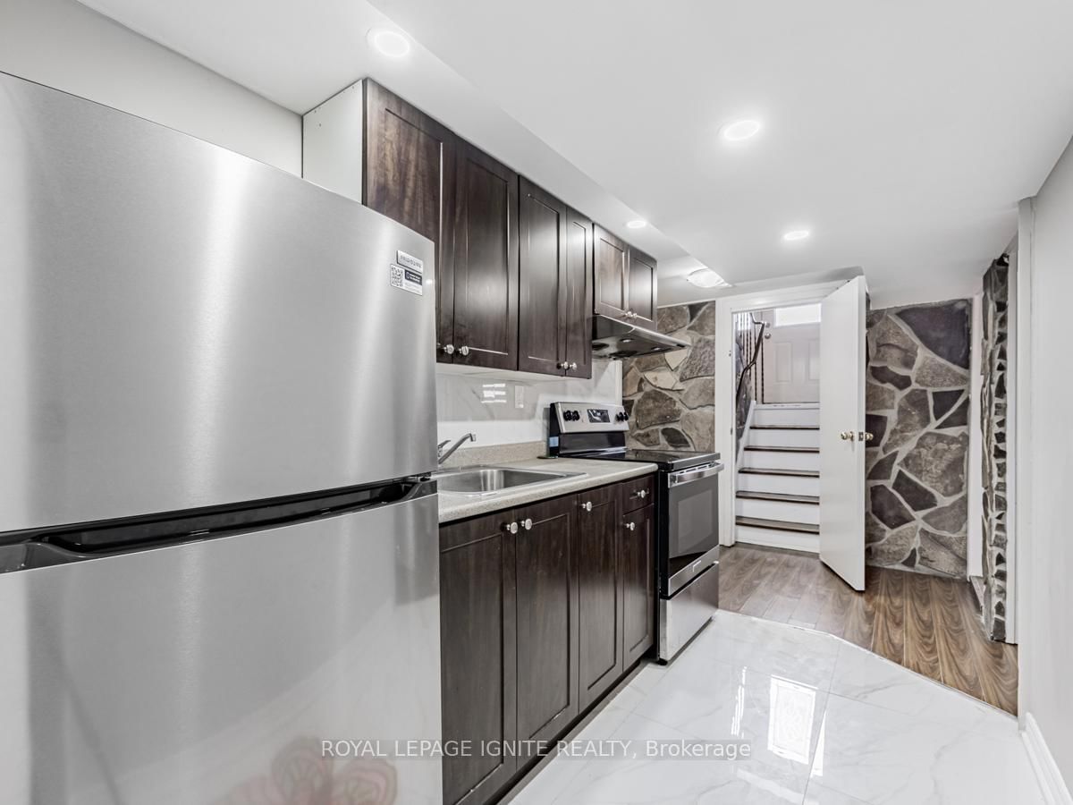 Detached House for sale at 803 Fairview Avenue, Pickering, Ontario, L1W 1M7 - Bay Ridges - MLS: E12946084