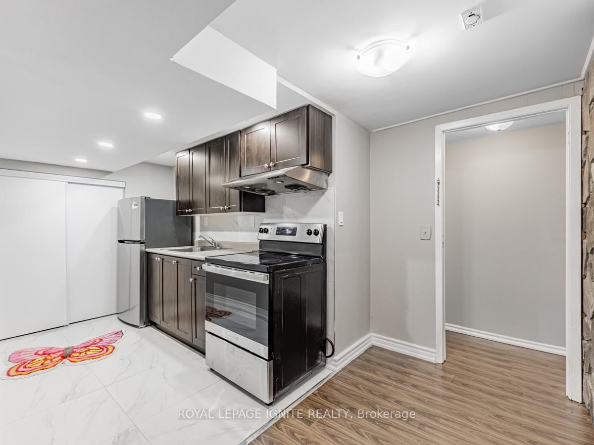 Detached House for sale at 803 Fairview Avenue, Pickering, Ontario, L1W 1M7 - Bay Ridges - MLS: E12946084