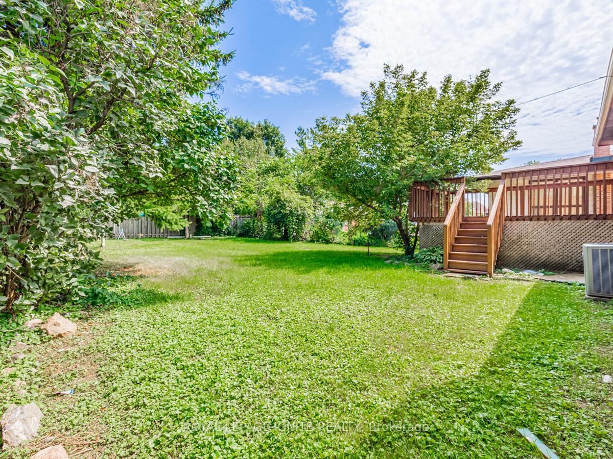 Detached House for sale at 803 Fairview Avenue, Pickering, Ontario, L1W 1M7 - Bay Ridges - MLS: E12946084