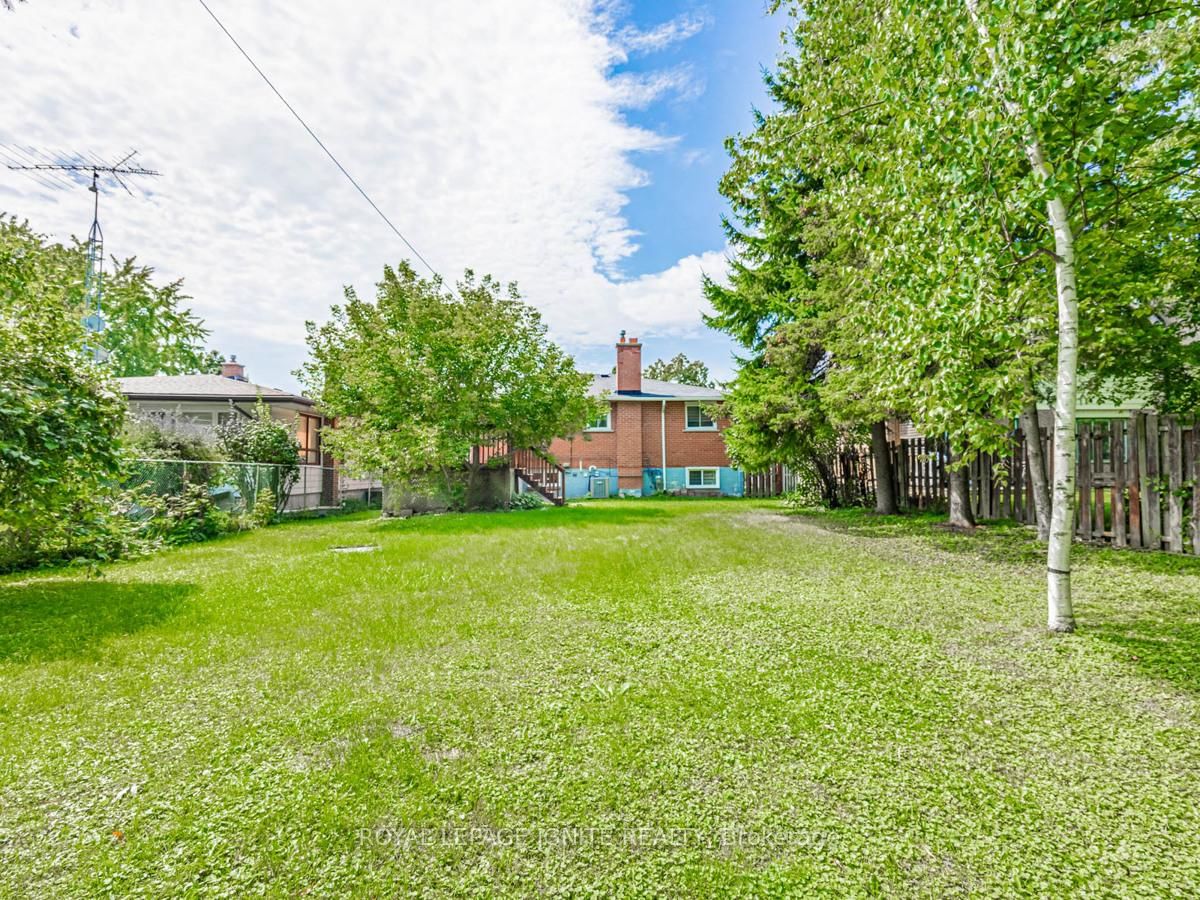 Detached House for sale at 803 Fairview Avenue, Pickering, Ontario, L1W 1M7 - Bay Ridges - MLS: E12946084