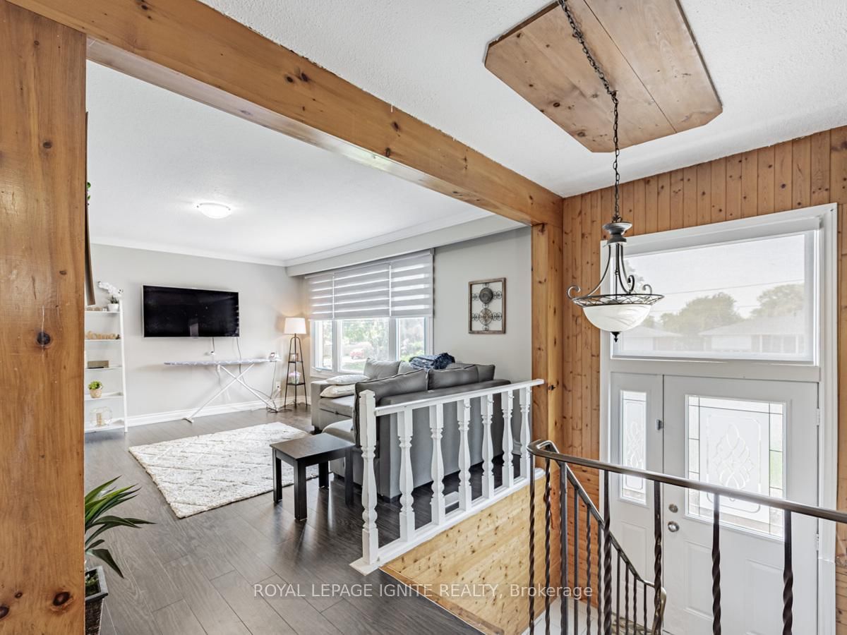 Detached House for sale at 803 Fairview Avenue, Pickering, Ontario, L1W 1M7 - Bay Ridges - MLS: E12946084