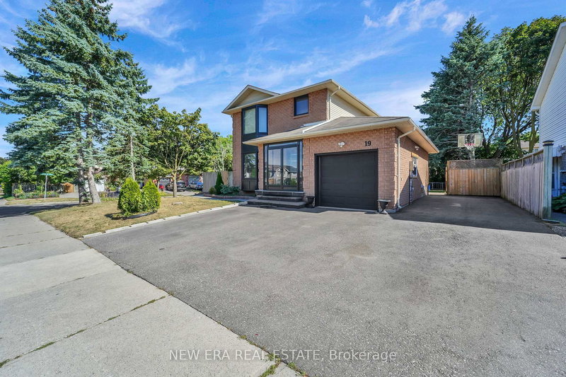 19 Glenabbey Dr, Clarington, L1E 1C1 | Image 3