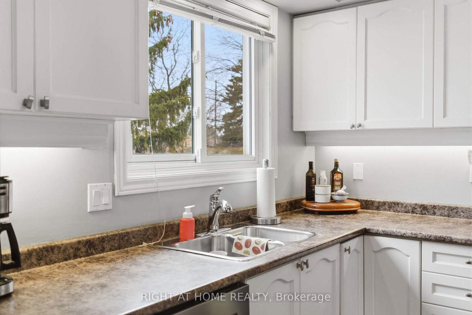 Townhouse for sale at 12-303 Garden Street, Whitby, Ontario, L1N 3W3 - Downtown Whitby - MLS: E12949032