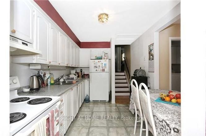 402 Chandos Crt, Oshawa, L1J 6R1 | Image 2