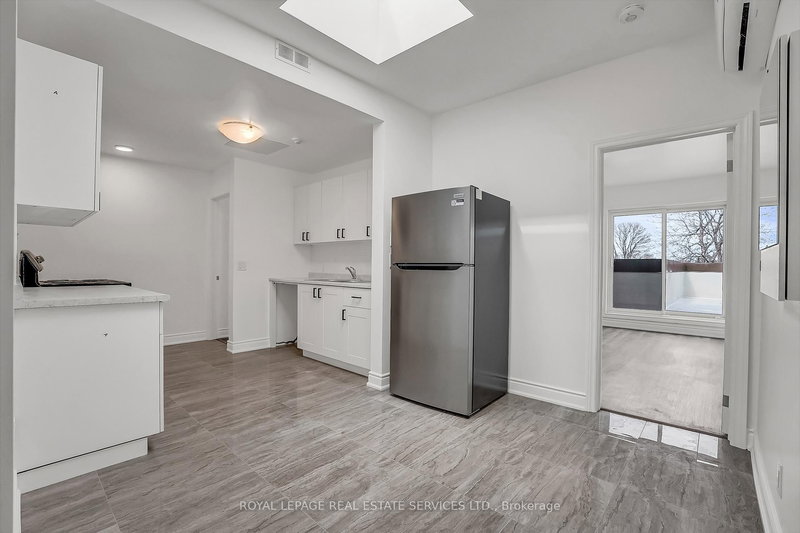 302 - 2820 Danforth Ave, Toronto, M4C 1M1 | Image 2