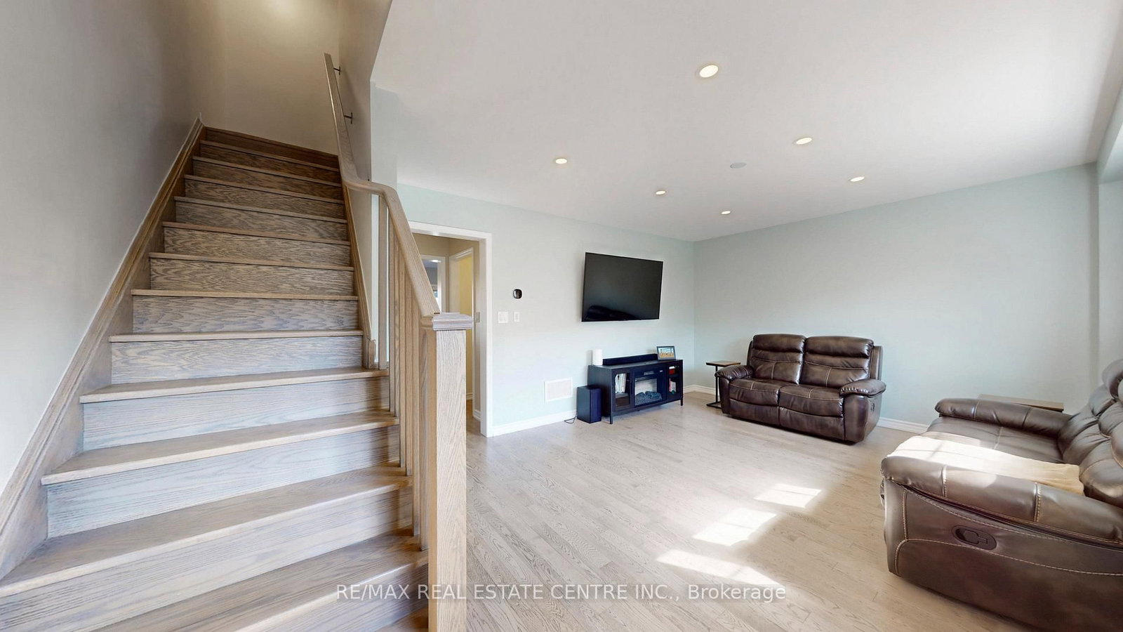 Townhouse for sale at 32 Bluegill Crescent, Whitby, Ontario, L1P 0E4 - Lynde Creek - MLS: E12958650