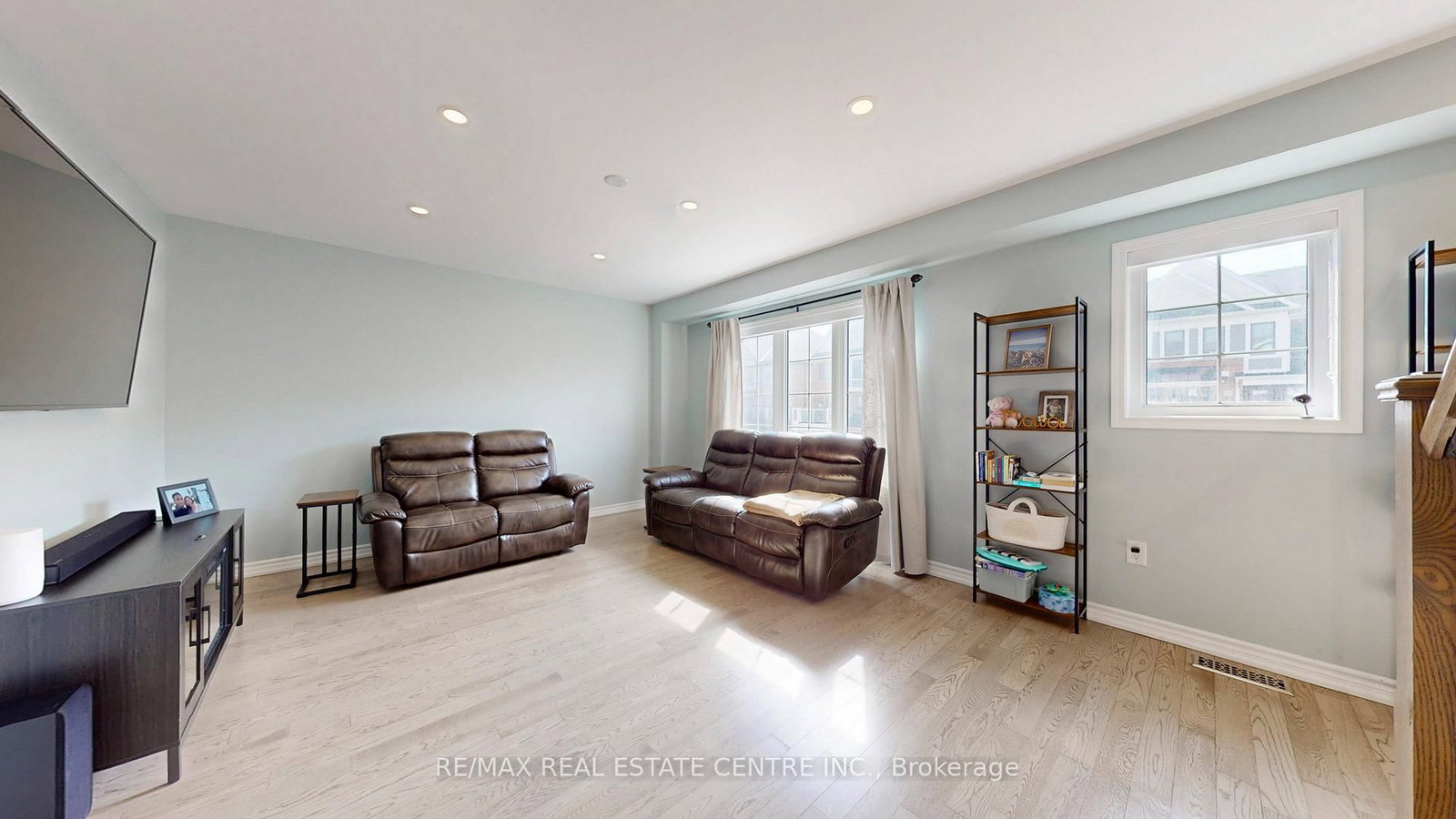 Townhouse for sale at 32 Bluegill Crescent, Whitby, Ontario, L1P 0E4 - Lynde Creek - MLS: E12958650