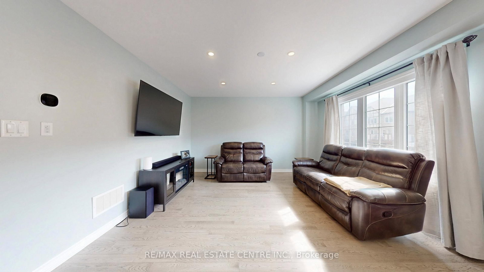 Townhouse for sale at 32 Bluegill Crescent, Whitby, Ontario, L1P 0E4 - Lynde Creek - MLS: E12958650