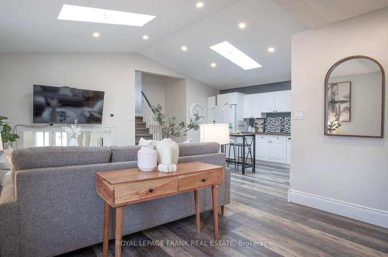 35 Dale Park Dr, Clarington, L1E 2Z4 | Image 3