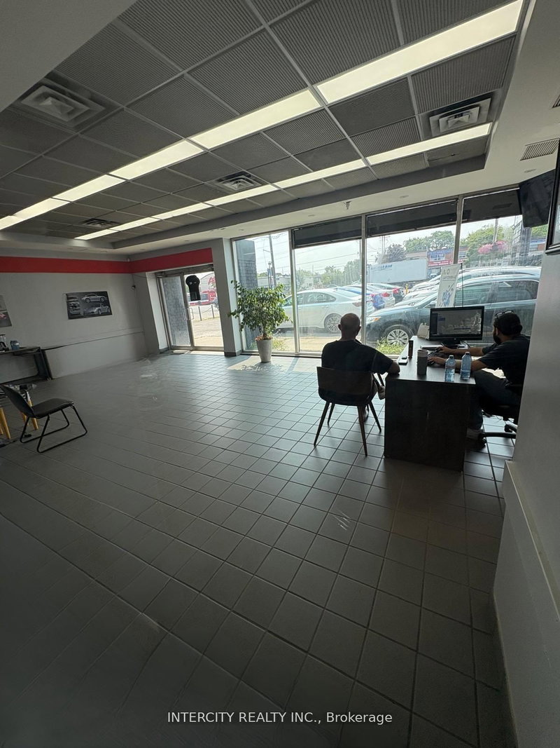 1890 Lawrence Ave E, Toronto, M1R 2Y5 | Image 2