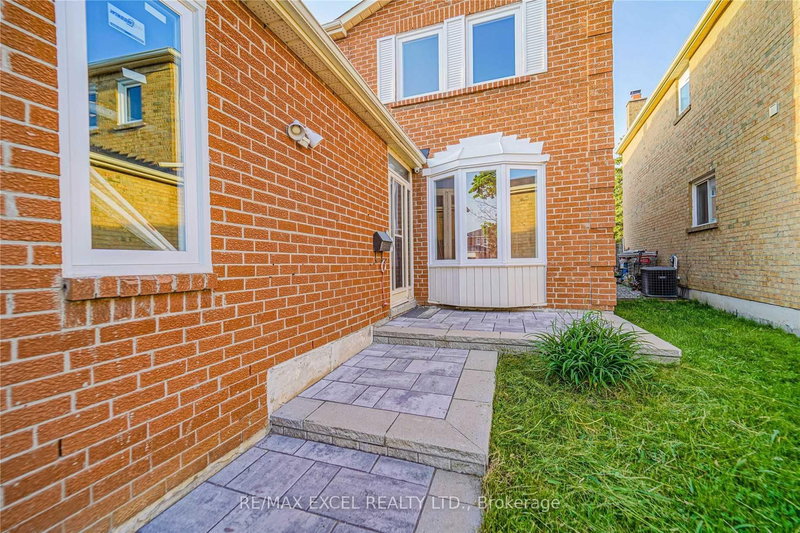 home for lease on Upper-47 Whiteleaf Crescent