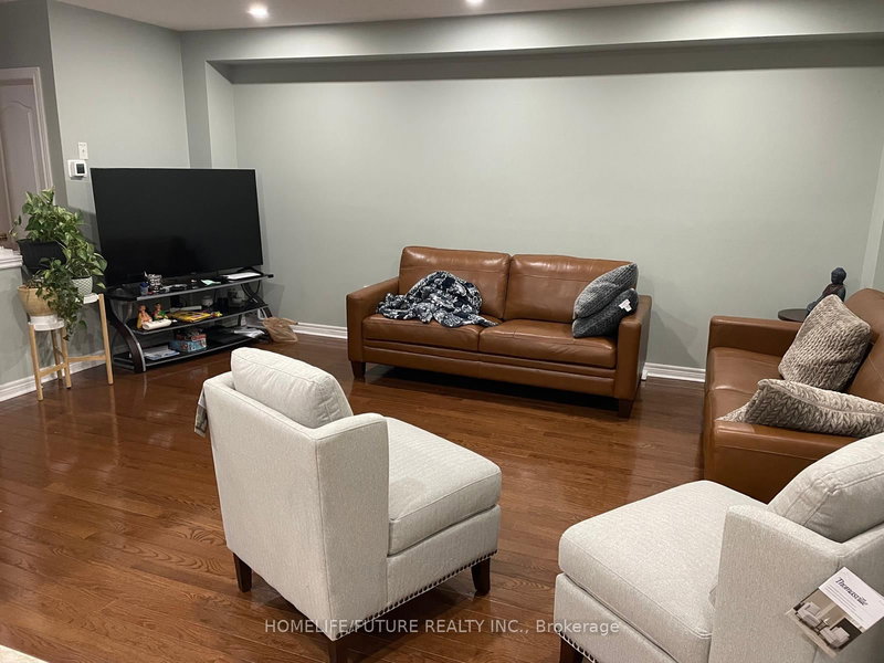 28 Puttingedge Dr, Whitby, L1R 0H7 | Image 2