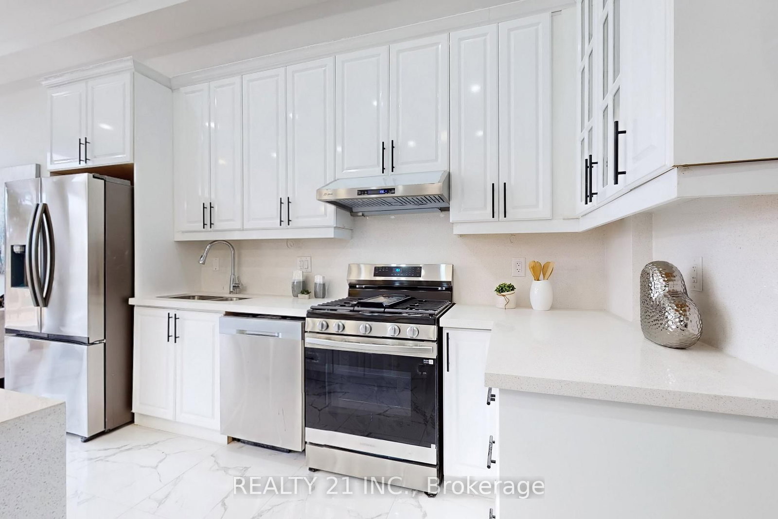 Detached House for sale at 15 Malta Street, Toronto, Ontario, M1N 2L2 - Birchcliffe-Cliffside - MLS: E12976654