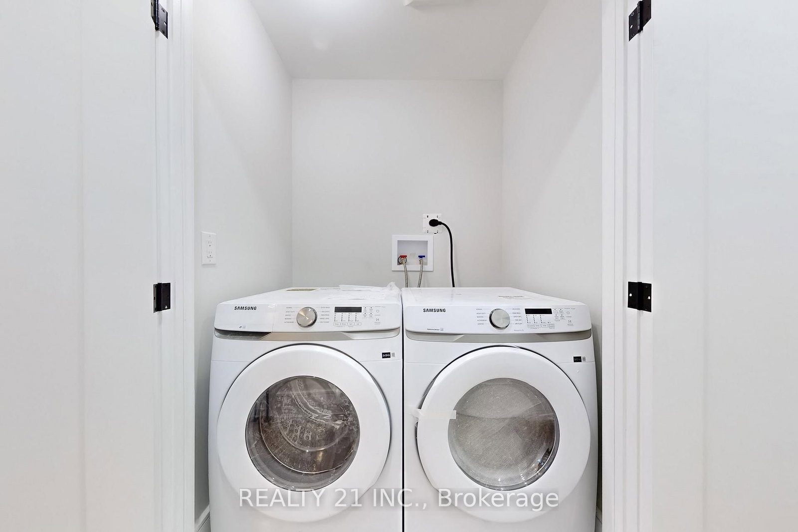 Detached House for sale at 15 Malta Street, Toronto, Ontario, M1N 2L2 - Birchcliffe-Cliffside - MLS: E12976654