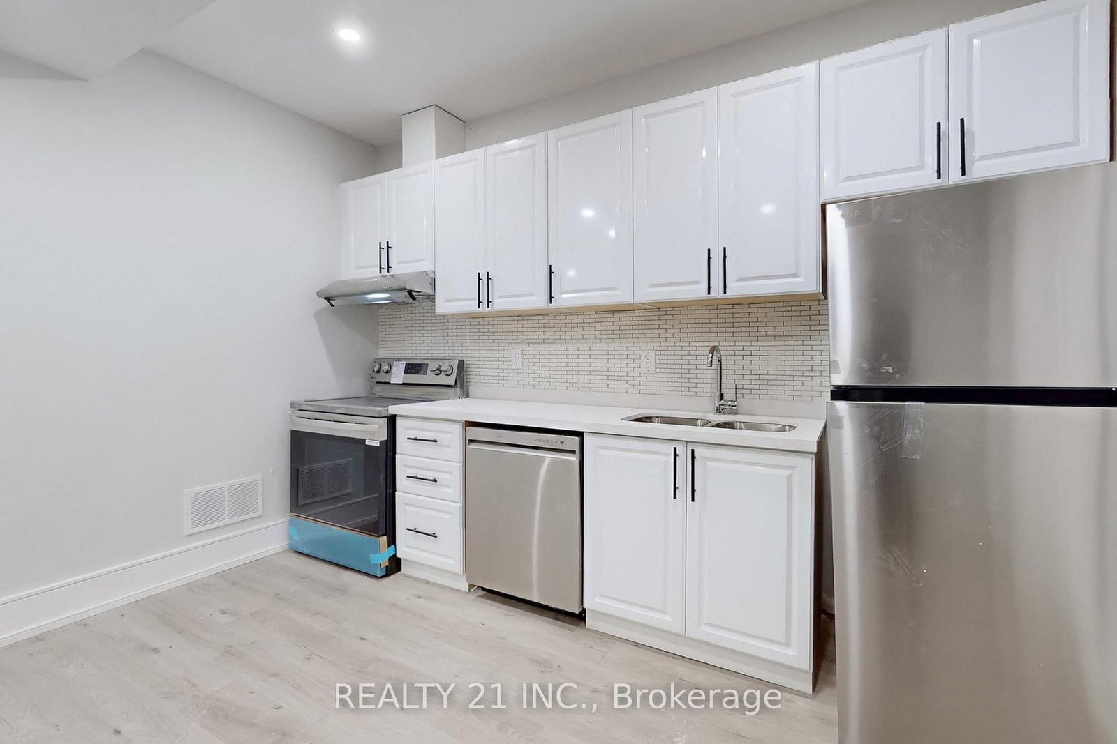 Detached House for sale at 15 Malta Street, Toronto, Ontario, M1N 2L2 - Birchcliffe-Cliffside - MLS: E12976654