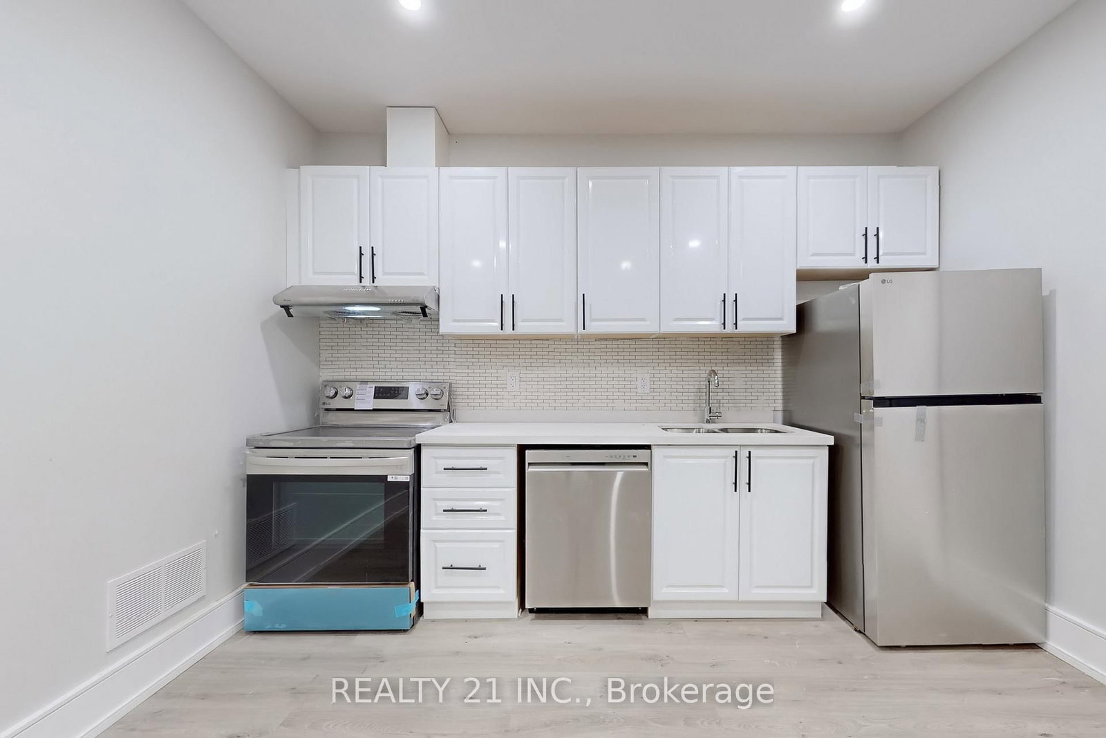 Detached House for sale at 15 Malta Street, Toronto, Ontario, M1N 2L2 - Birchcliffe-Cliffside - MLS: E12976654