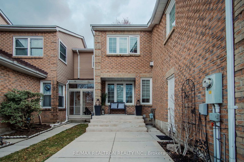 1039 Rowntree Cres, Pickering, L1V 5A9 | Image 2