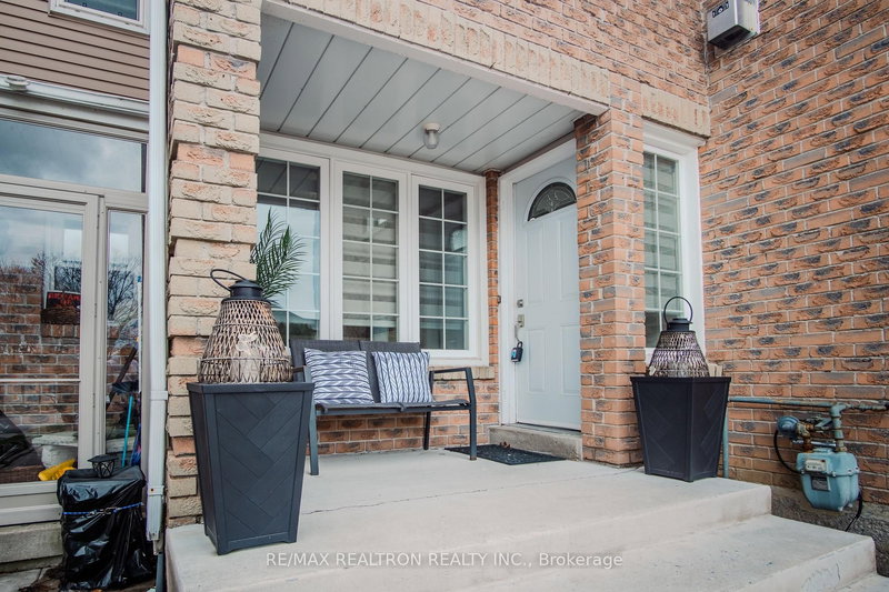 1039 Rowntree Cres, Pickering, L1V 5A9 | Image 3