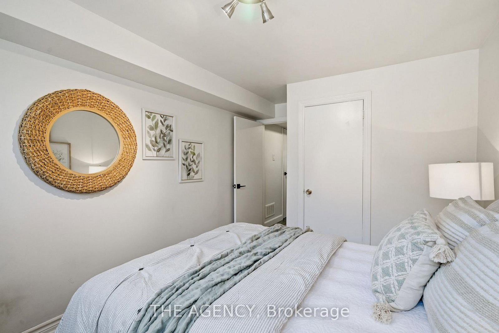 Detached House for sale at 118 Applewood Crescent, Whitby, Ontario, L1N 2E7 - Blue Grass Meadows - MLS: E12977124