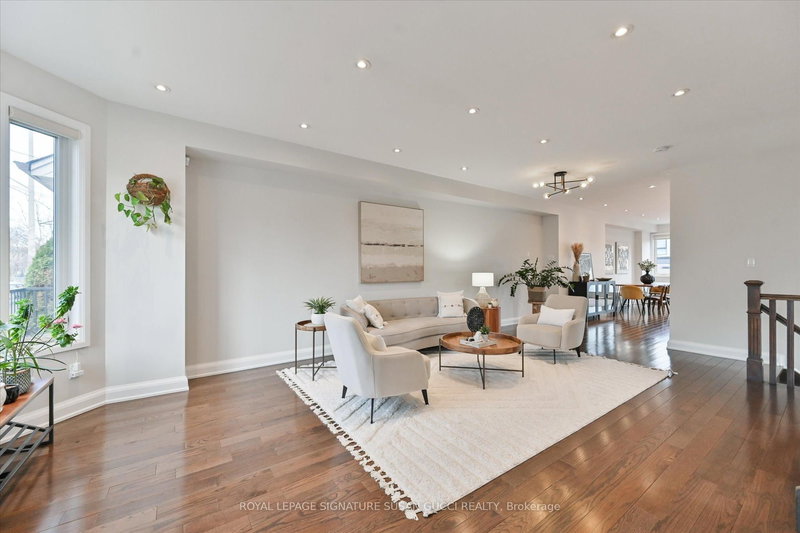 811 Cosburn Ave, Toronto, M4C 2V9 | Image 3