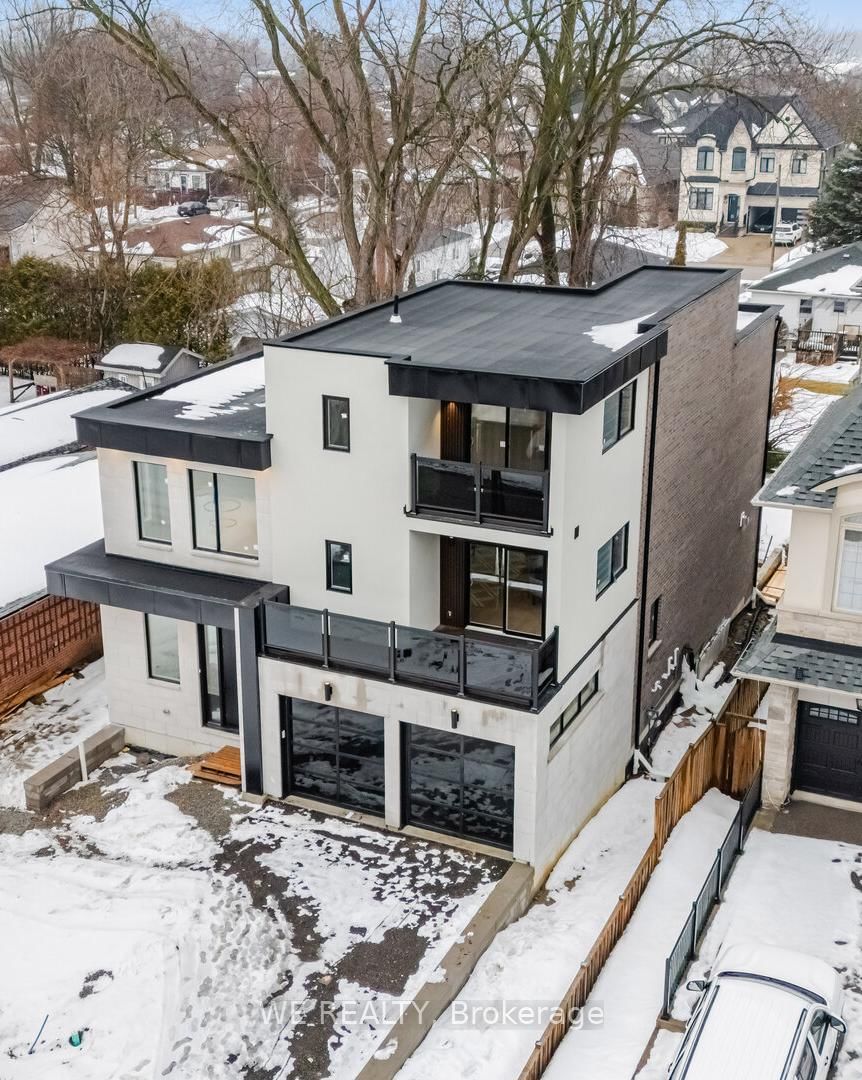 711 Hillview Crescent