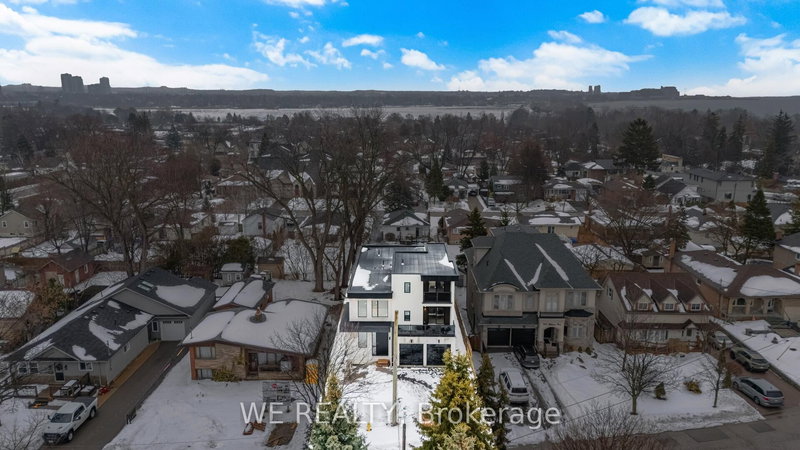 711 Hillview Cres, Pickering, L1W 2R6 | Image 2