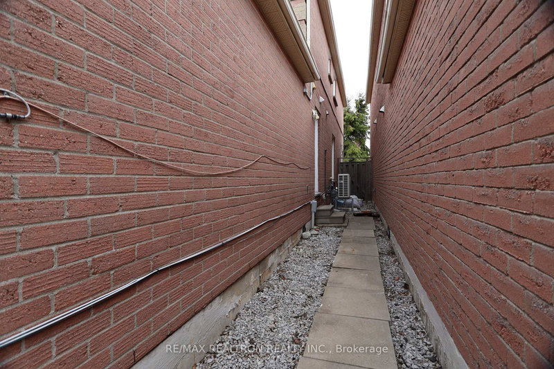 Bsmt B - 28 Highbridge Pl, Toronto, M1V 4R5 | Image 2