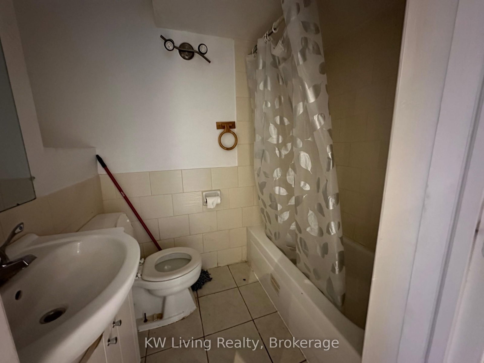 Detached House for sale at 782 Liverpool Road, Pickering, Ontario, L1W 1S1 - Bay Ridges - MLS: E12980172