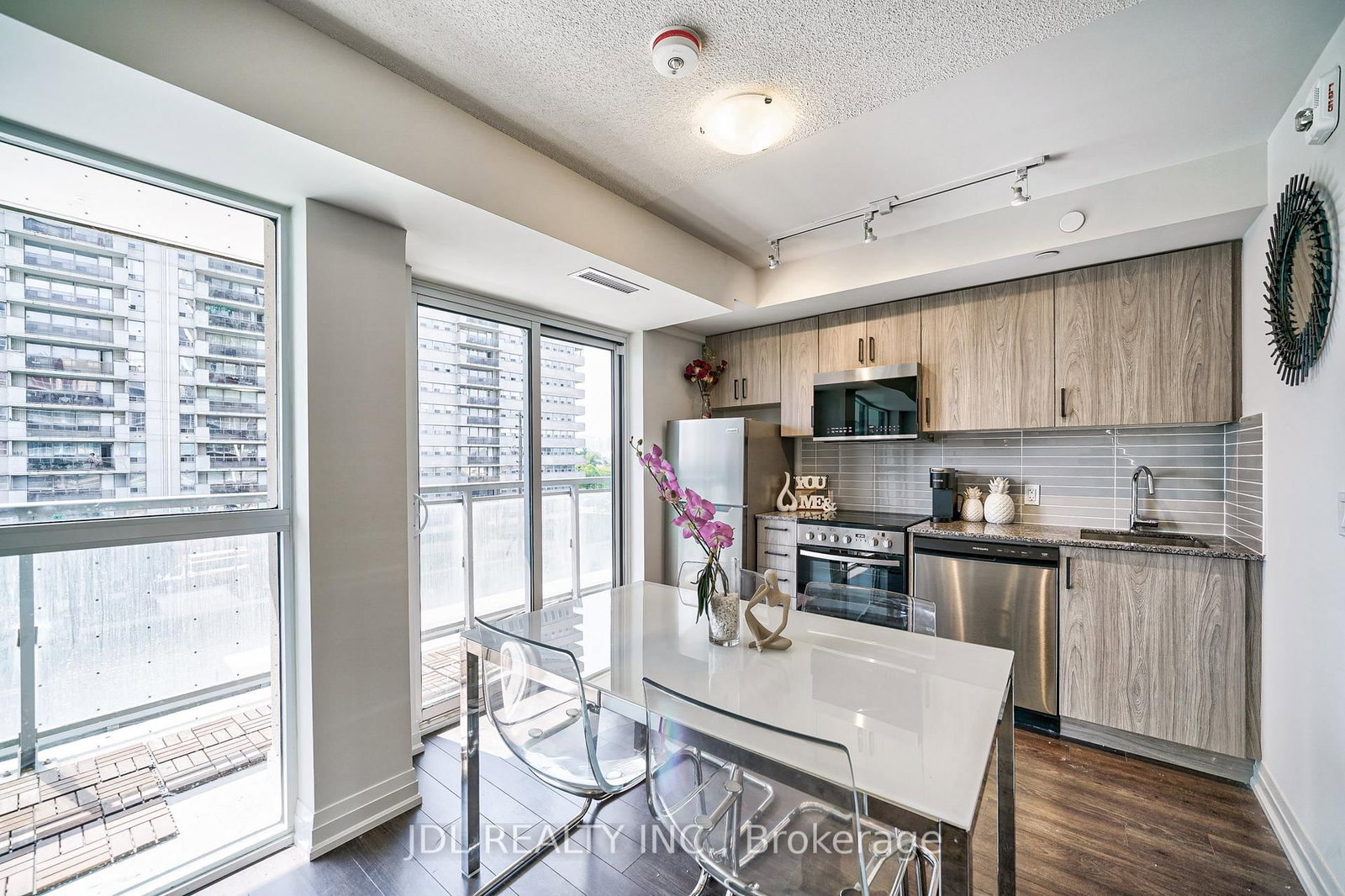 20 Meadowglen Place, Unit 334 - Photo 16