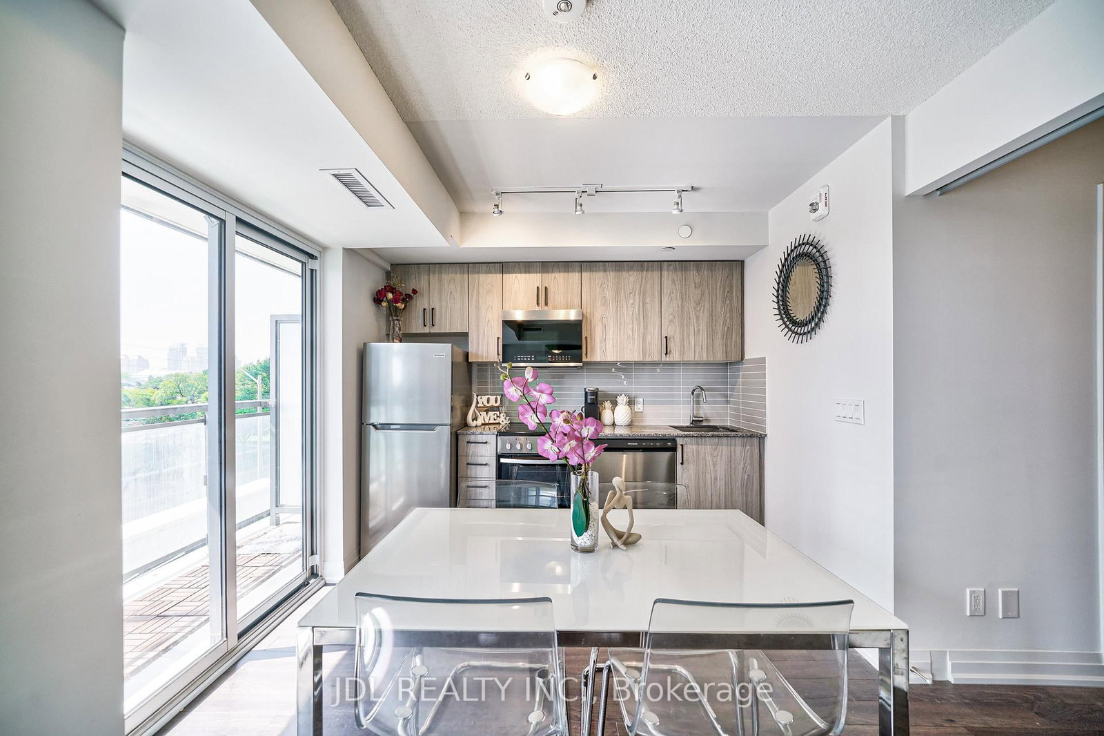 20 Meadowglen Place, Unit 334 - Photo 17