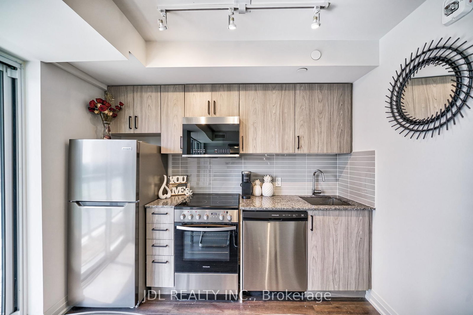 20 Meadowglen Place, Unit 334 - Photo 19