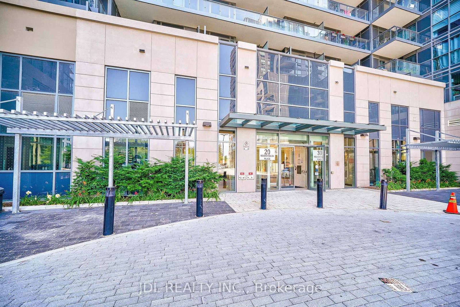 20 Meadowglen Place, Unit 334 - Photo 3