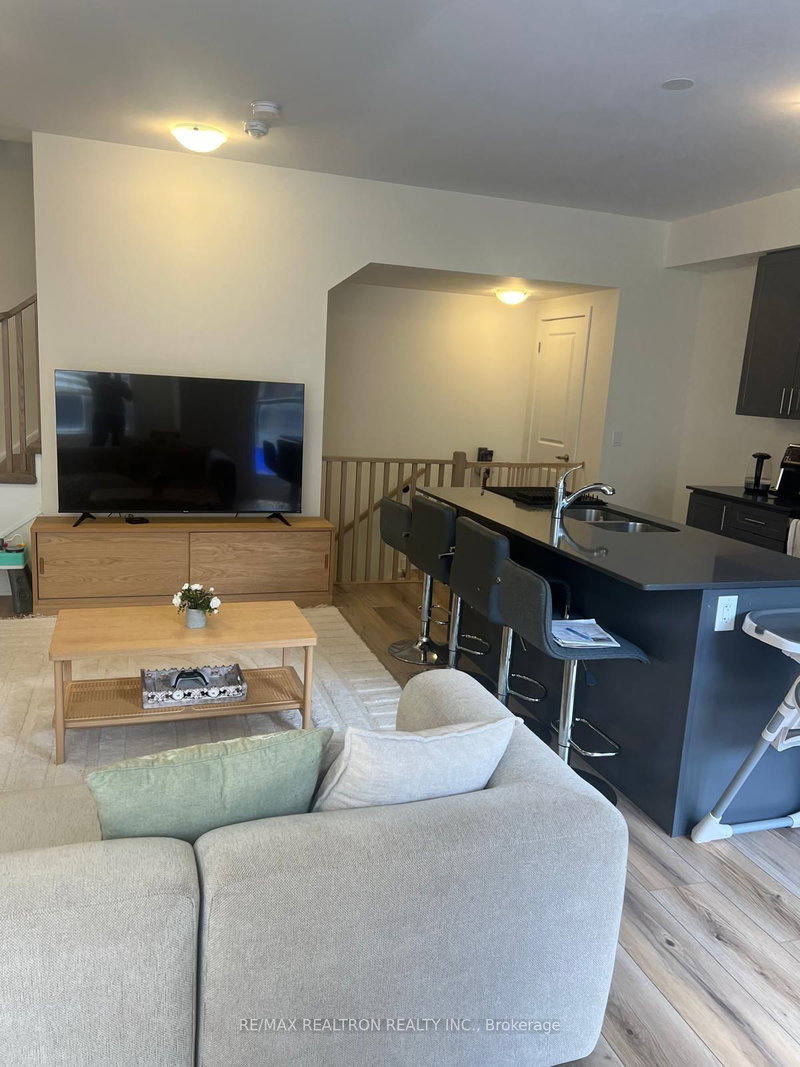 1009 - 1695 Dersan St S, Pickering, L1X 0S9 | Image 2