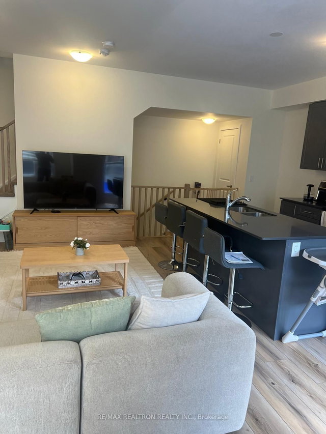 1009 - 1695 Dersan Street S