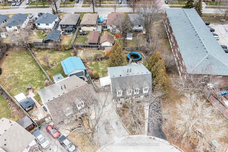 318 Rondeau Crt, Oshawa, L1J 6N4 | Image 2