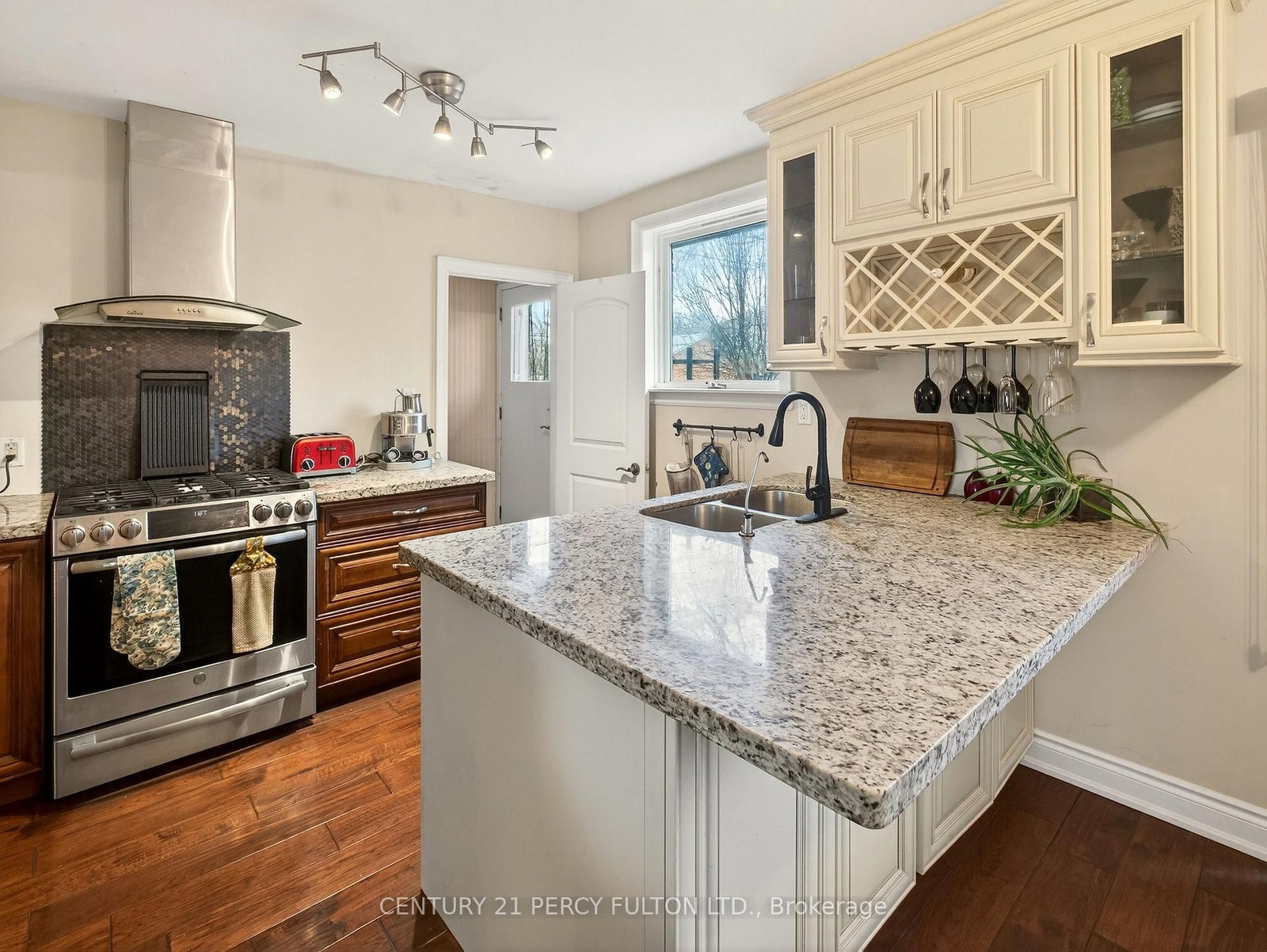 Detached House for sale at 840 Bem Avenue, Pickering, Ontario, L1W 1X3 - Bay Ridges - MLS: E12985440