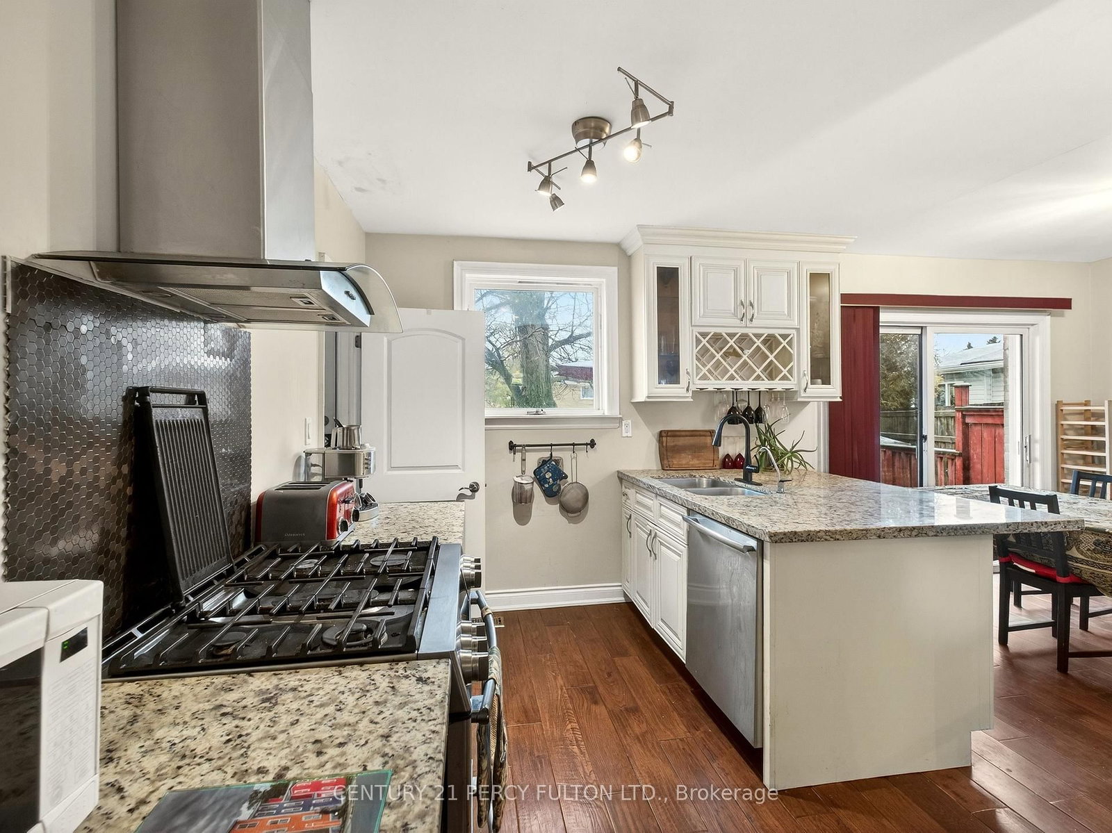 Detached House for sale at 840 Bem Avenue, Pickering, Ontario, L1W 1X3 - Bay Ridges - MLS: E12985440