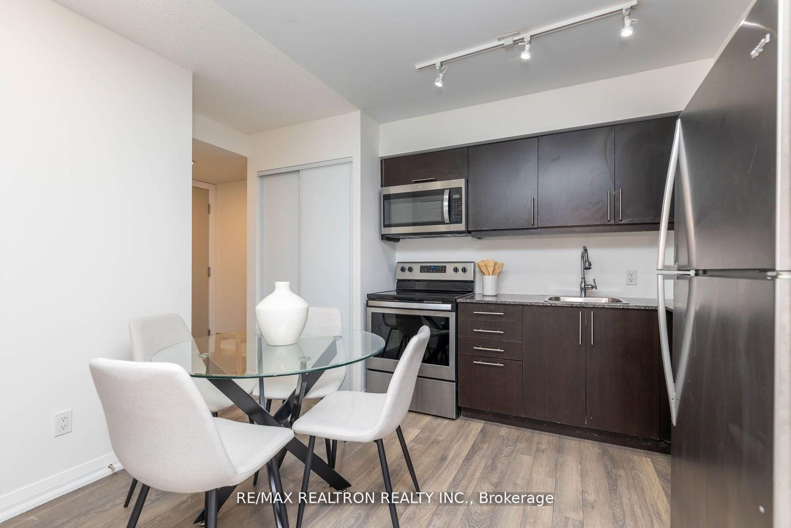 30 Meadowglen Place, Unit 1901 - Photo 18